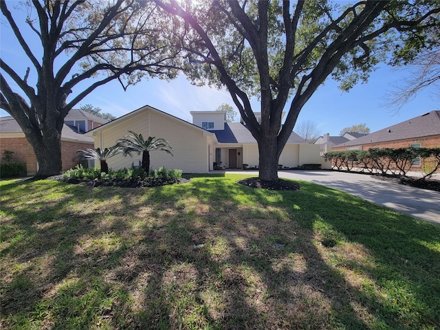 view of front of home with a front lawn