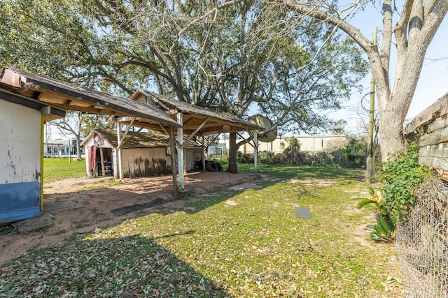 view of yard with an outbuilding