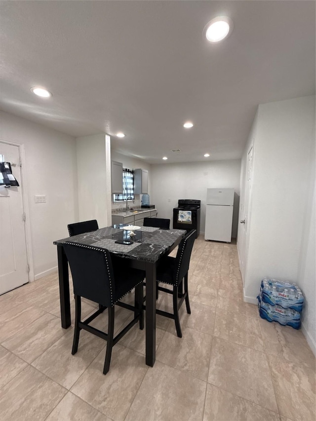 dining room with recessed lighting and baseboards