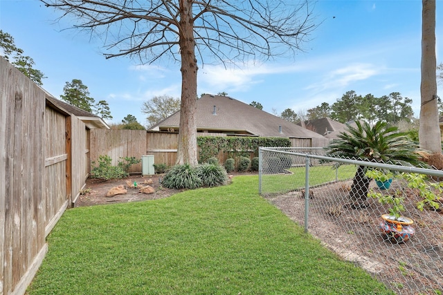 view of yard featuring a fenced backyard