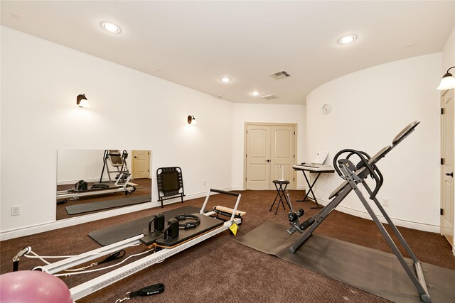 workout area featuring visible vents, recessed lighting, and baseboards