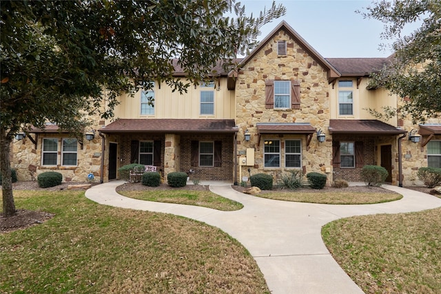 view of front of house with a front lawn and brick siding