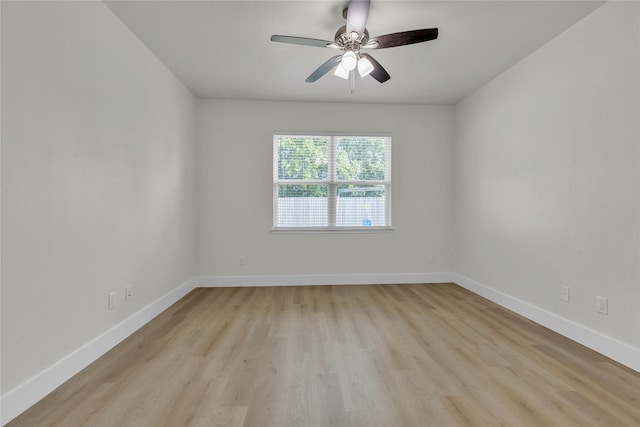 unfurnished room featuring light wood-style floors, baseboards, and a ceiling fan