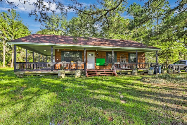 view of front facade featuring a shingled roof, covered porch, and a front lawn