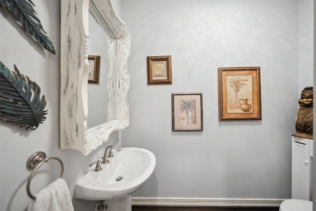 bathroom featuring a sink and baseboards