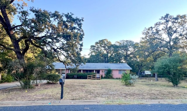 ranch-style house featuring a front lawn