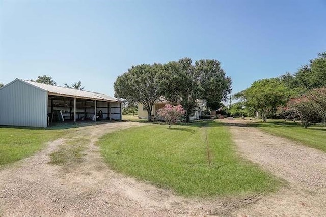 view of yard featuring a pole building and an outbuilding