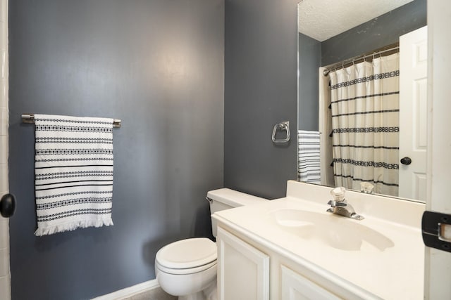 full bathroom with baseboards, a shower with shower curtain, toilet, a textured ceiling, and vanity