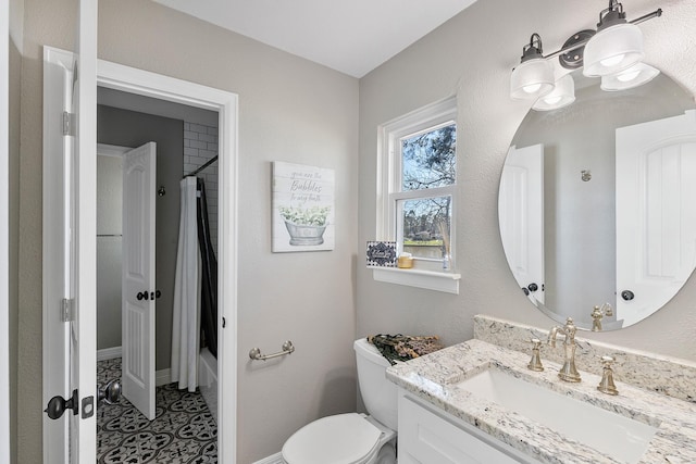 full bathroom featuring curtained shower, toilet, and vanity