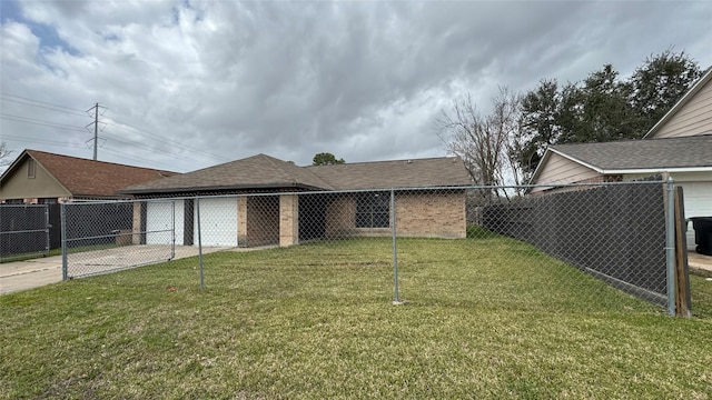 view of front facade with driveway, a front lawn, an attached garage, and fence