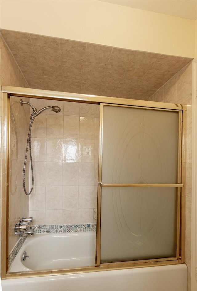 bathroom with enclosed tub / shower combo