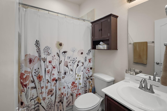 full bath featuring vanity, toilet, and a shower with curtain