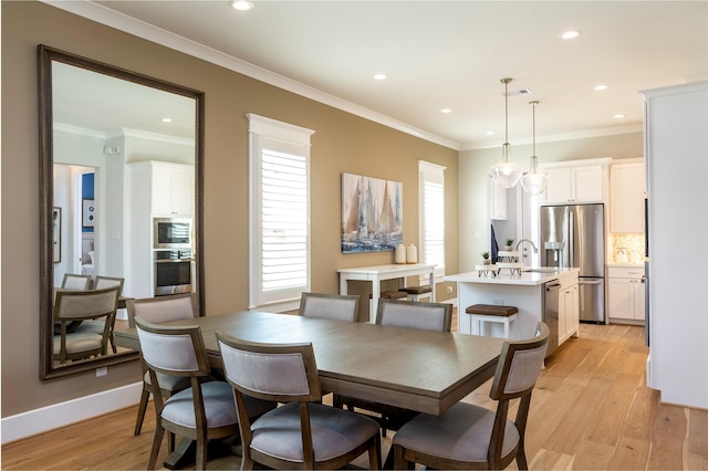 dining area featuring baseboards, light wood finished floors, recessed lighting, and crown molding