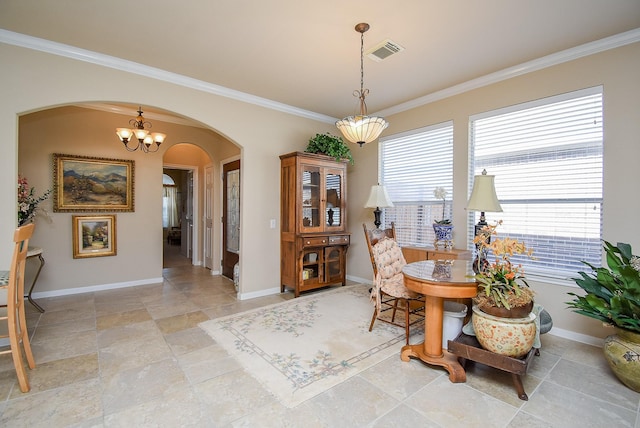 dining space featuring arched walkways, a chandelier, visible vents, baseboards, and ornamental molding