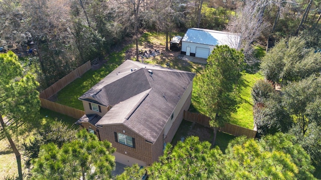 birds eye view of property featuring a forest view