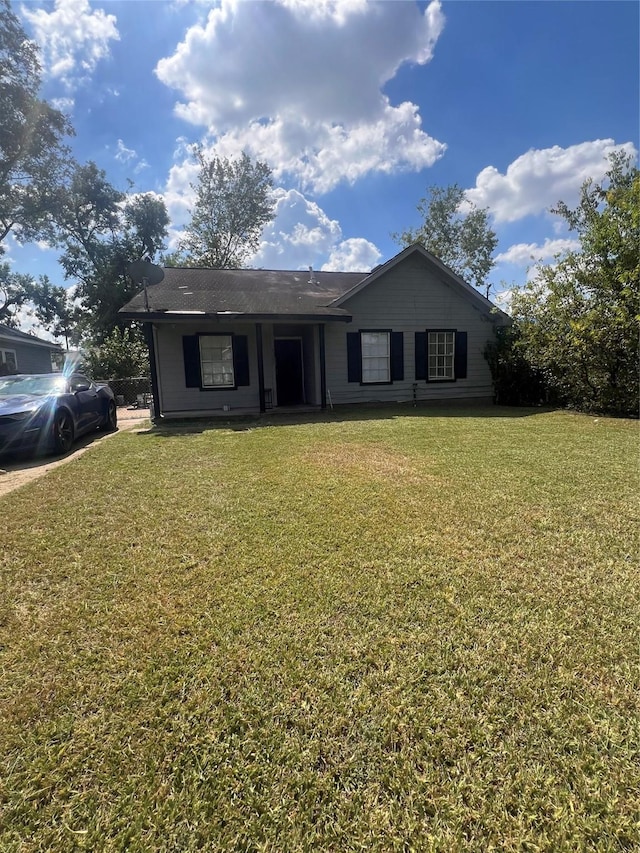 single story home featuring a front yard