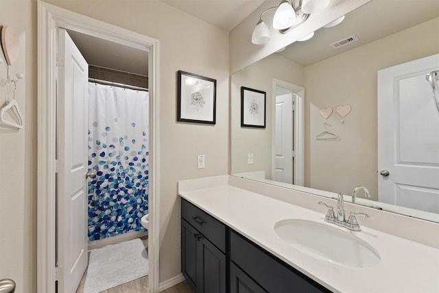 bathroom with a shower with curtain, visible vents, vanity, and toilet