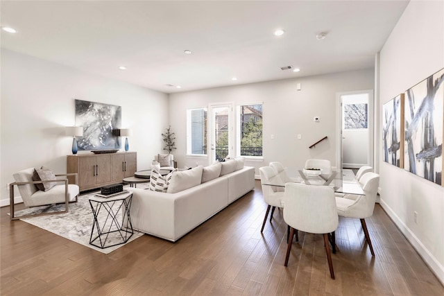 living room with baseboards, visible vents, wood finished floors, and recessed lighting