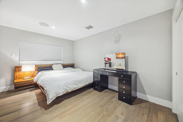 bedroom featuring light wood-type flooring, visible vents, baseboards, and recessed lighting