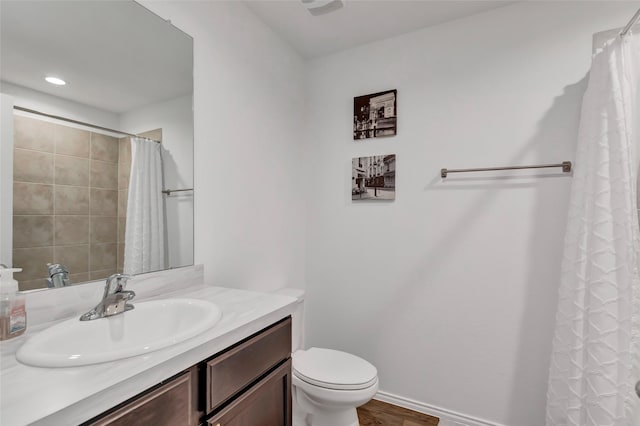 full bath with vanity, a shower with curtain, wood finished floors, baseboards, and toilet