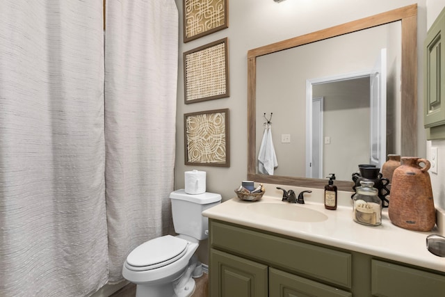 bathroom featuring a shower with shower curtain, vanity, and toilet