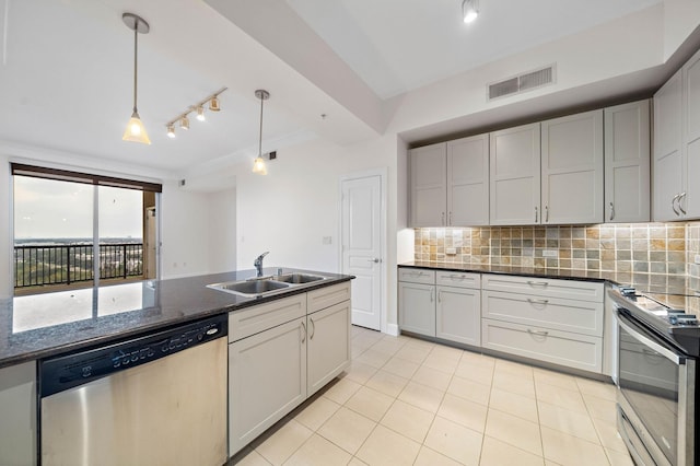 kitchen featuring tasteful backsplash, visible vents, stainless steel appliances, and a sink