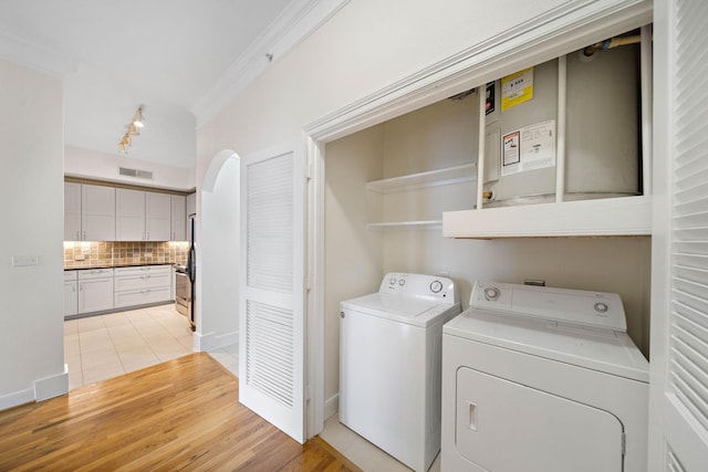 laundry room with visible vents, ornamental molding, light tile patterned flooring, laundry area, and independent washer and dryer