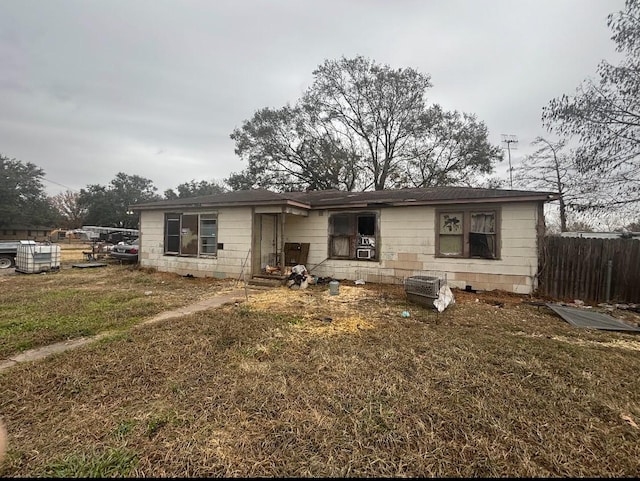 view of front facade with fence and a front yard