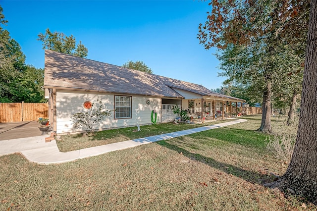 view of front of property featuring a front yard and fence