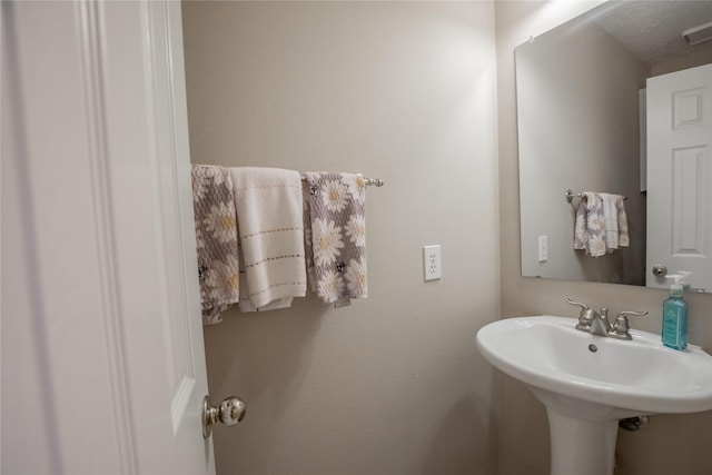 bathroom featuring a sink