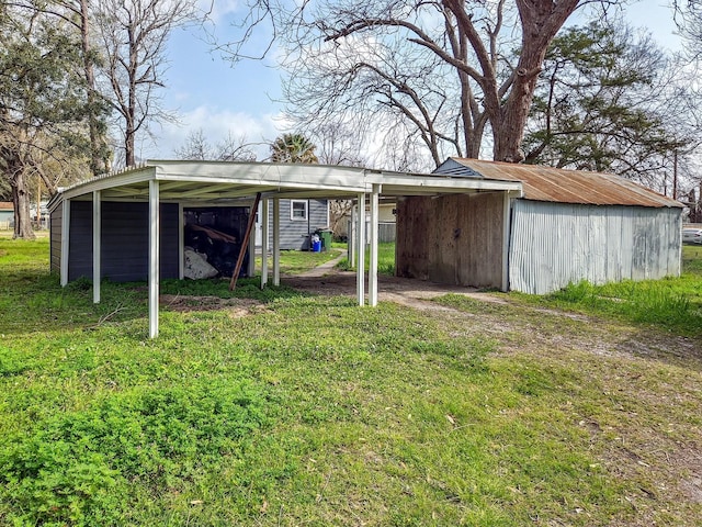 view of pole building featuring a carport and a lawn