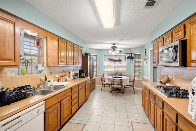 kitchen featuring visible vents, stainless steel appliances, a sink, and light countertops