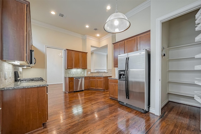 kitchen with visible vents, brown cabinetry, appliances with stainless steel finishes, dark wood-type flooring, and a sink