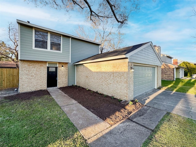 view of front facade featuring a garage, a front yard, and fence