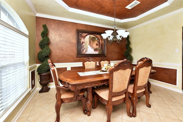 dining area featuring visible vents, plenty of natural light, and a tray ceiling