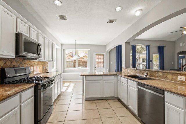 kitchen with a sink, visible vents, appliances with stainless steel finishes, and light tile patterned floors