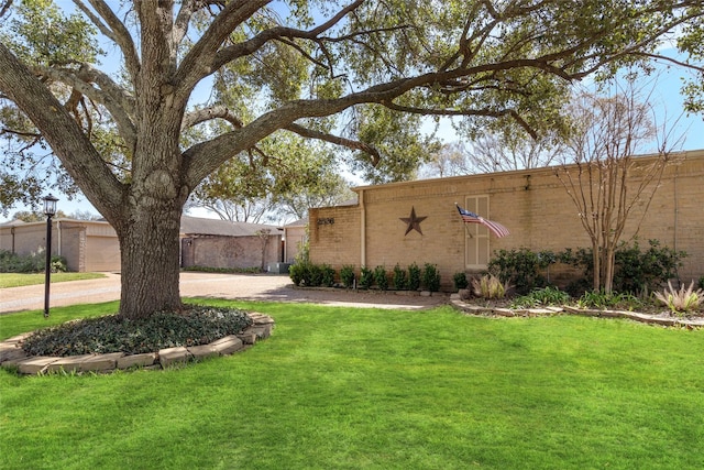 2526 Country Club Blvd, Sugar Land, TX 77478 - view of grassy yard featuring curved driveway