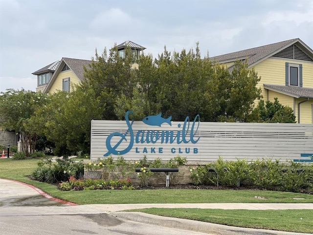 community / neighborhood sign featuring a lawn