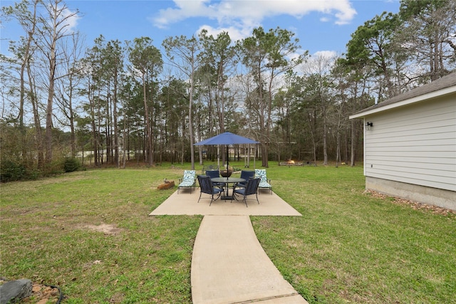 view of yard featuring a patio