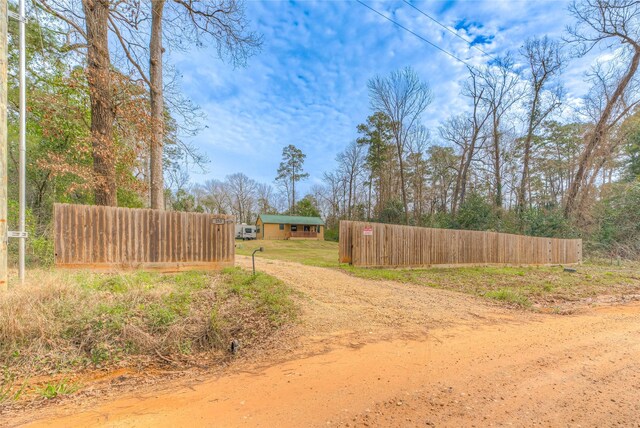 view of yard with an outbuilding and fence