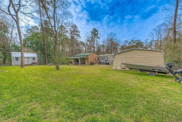 view of yard featuring an outdoor structure