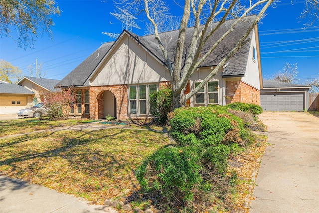 view of front of house featuring brick siding, a shingled roof, and a front yard