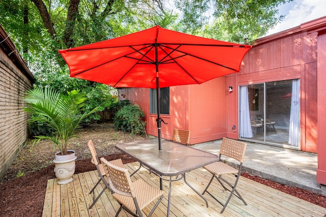 deck with fence and outdoor dining space