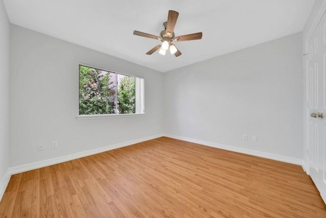 unfurnished room featuring light wood-style flooring, baseboards, and ceiling fan