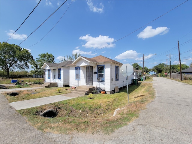 view of front of house with fence and a front lawn