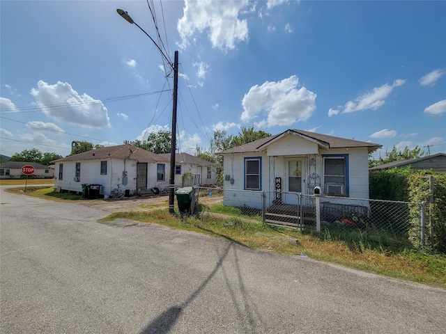 view of front of property featuring a fenced front yard