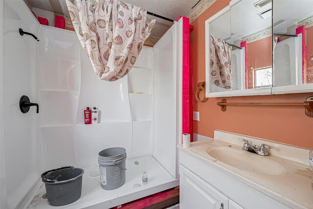 bathroom with a shower with shower curtain and vanity