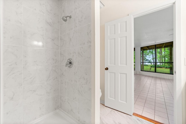 bathroom featuring a tile shower