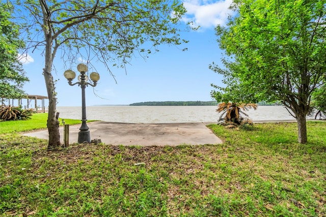 view of yard with a water view