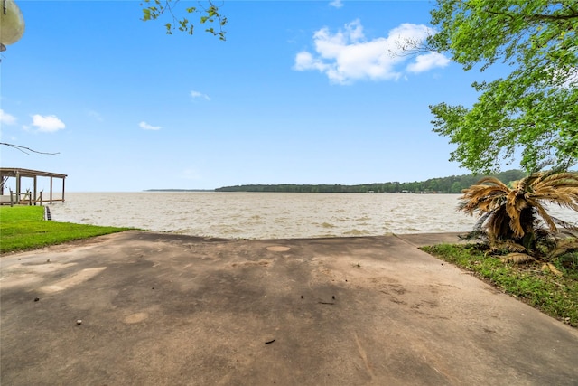 view of yard featuring a water view